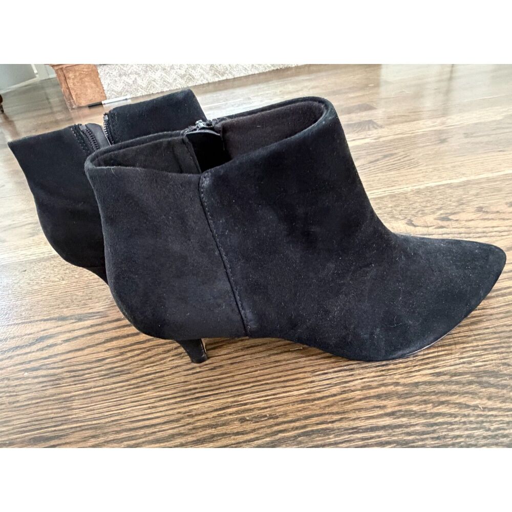 Clarks Black Suede Ankle Boots Kitten Heel Pointed Toe Zip Booties Women's 8.5 - Picture 2 of 6